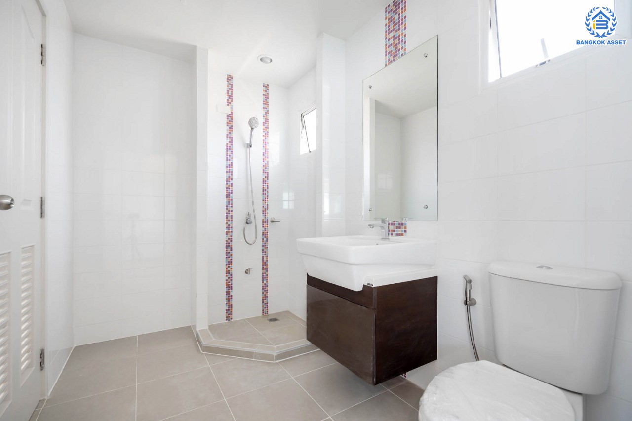 บ้านมือสองตกแต่งใหม่ หลังใหญ่ ดีไซน์ทันสมัย เนื้อที่ 53.8 ตร.ว. ม.ภัสสร14 บางใหญ่-กาญจนาฯ (ซ.กันตนา) รองรับทุกความสุข ฟังก์ชัน 3 ห้องนอน 2 ห้องน้ำ 2 ที่จอดรถ บนทำเลศักยภาพ ใกล้เซ็นทรัลเวสต์เกต ทางด่วน "ศรีรัช" และรถไฟฟ้า "สถานีตลาดบางใหญ่"